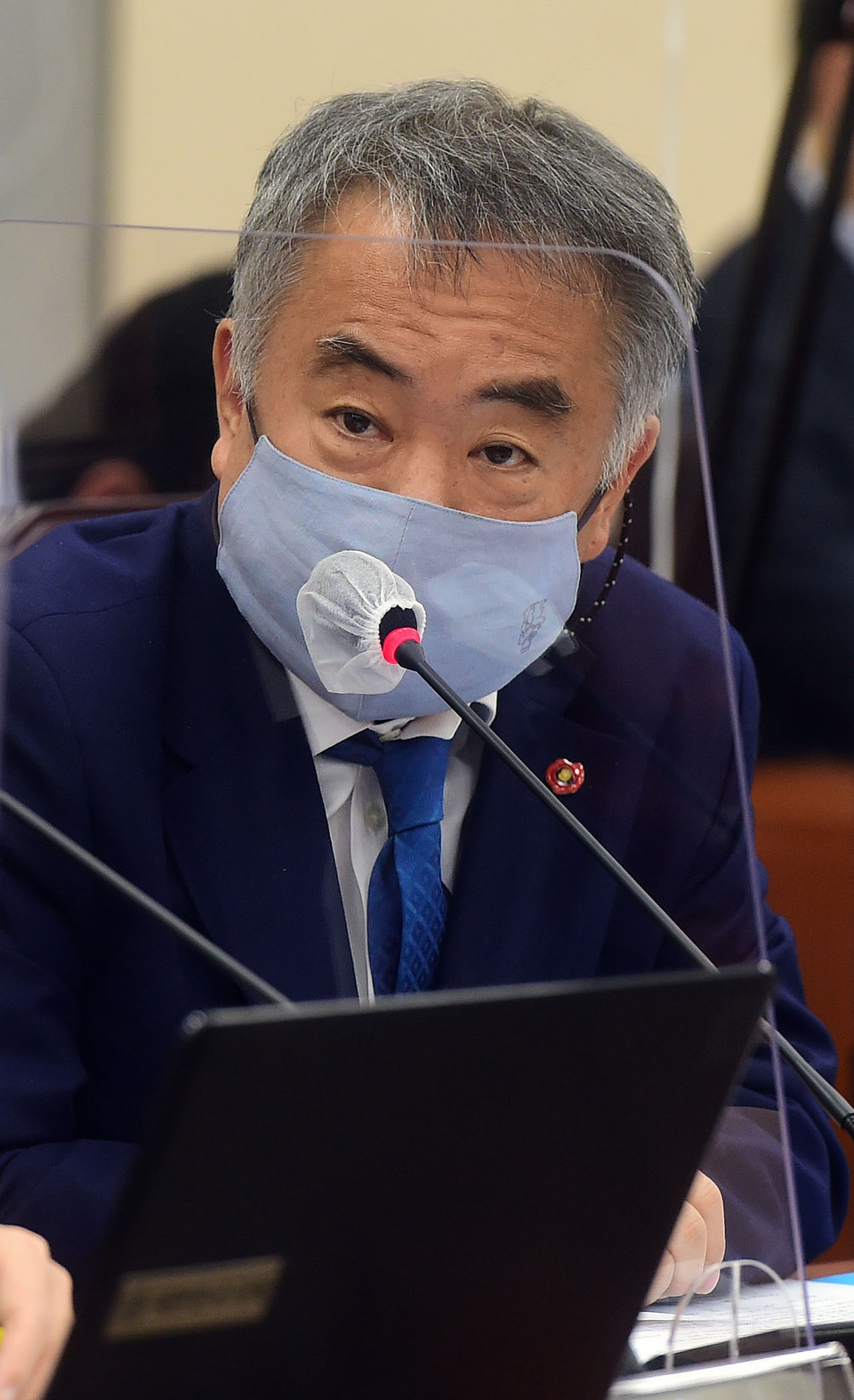 송재호 더불어민주당 의원(초선·제주갑)이 5월 13일 성범죄 피해자의 사건기록을 통한 신상정보 유출을 방지한다는 내용을 포함한 형사소송법 일부개정법률안을 발의했다. 사진은 국회에서 열린 정무위원회의 금융위원회·금융감독원에 대한 종합감사에서 질의하고 있는 송 의원. /연합뉴스