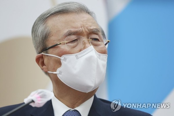 김종인 전 국민의힘 비상대책위원장이 21일 CBS 라디오 ‘김현정의 뉴스쇼’에 출연해 “내가 다시 정당으로 복귀하는 일은 없을 것”이라며 “어느 정당이고 다시는 개입을 안 하려고 생각하고 있다”고 말했다. 사진은 김 전 위원장의 모습. /연합뉴스