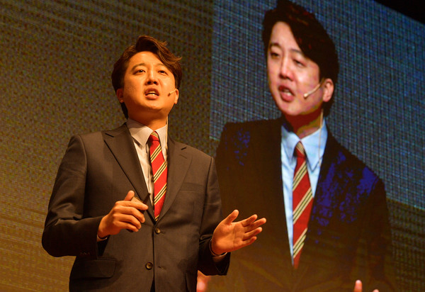 국민의힘 당권도전에 나선 이준석 전 최고위원의 바람이 무섭다. 이 전 최고위원은 이제 변화와 쇄신의 상징이 돼가고 있다. '이준석 현상'은 과연 우리 정치계에 새바람을 불러일으킬 수 있을까. 국민의힘 당 대표 경선에 출마한 이준석 후보가 25일 서울 마포구 누리꿈스퀘어에서 열린 국민의힘 제1차 전당대회 비전발표회에서 비전발표를 하고 있다. /국회사진기자단=연합뉴스