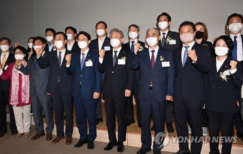 이재명 경기지사(앞줄 오른쪽 네번째)와 더불어민주당 조정식 의원, 이종석 전 통일부 장관 등이 12일 서울 마포구 서울미디어대학원대학교 상암연구센터에서 열린 이재명 지사 전국 지지모임 성격의 민주평화광장 출범식에서 함께 기념촬영하고 있다. /국회사진기자단=연합뉴스