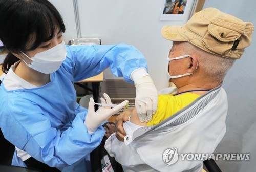 정부는 코로나19 백신 접종률을 높이기 위해 6월부터 백신 접종자에게 각종 인센티브를 제공하기로 했다. 25일 오전 서울 도봉구 시립창동청소년센터에 마련된 백신접종센터에서 한 어르신이 화이자 백신을 접종받고 있다. /연합뉴스