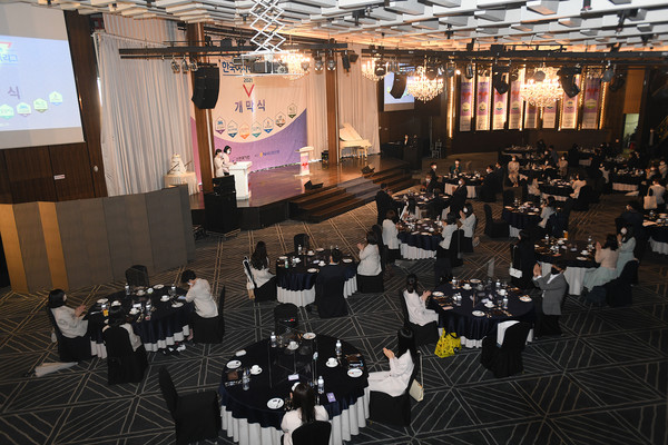 지난 5월 17일 서울 서초구 더 리버사이드 호텔 7층 콘서트홀에서 2021 NH농협은행 한국여자바둑리그가 개막식을 갖고 5개월간의 대장정에 들어갔다. 사진은 개막식 전경. /한국기원 제공