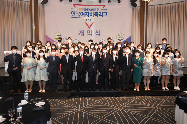 2021 NH농협은행 한국여자바둑리그 개막식에서 참가 선수들과 관계자들이 단체사진을 촬영하며 선전을 다짐하고 있다. /한국기원 제공