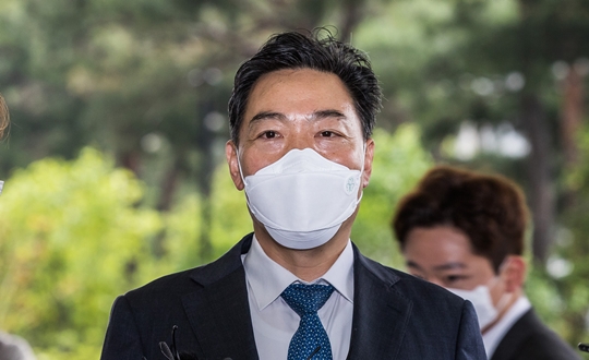 김오수 검찰총장 후보자가 5월 4일 검찰총장 인사청문회 준비단 사무실이 차려진 서울 서초구 서울고등검찰청으로 출근하며 취재진의 질문에 답하고 있다. /사진=최준필 기자