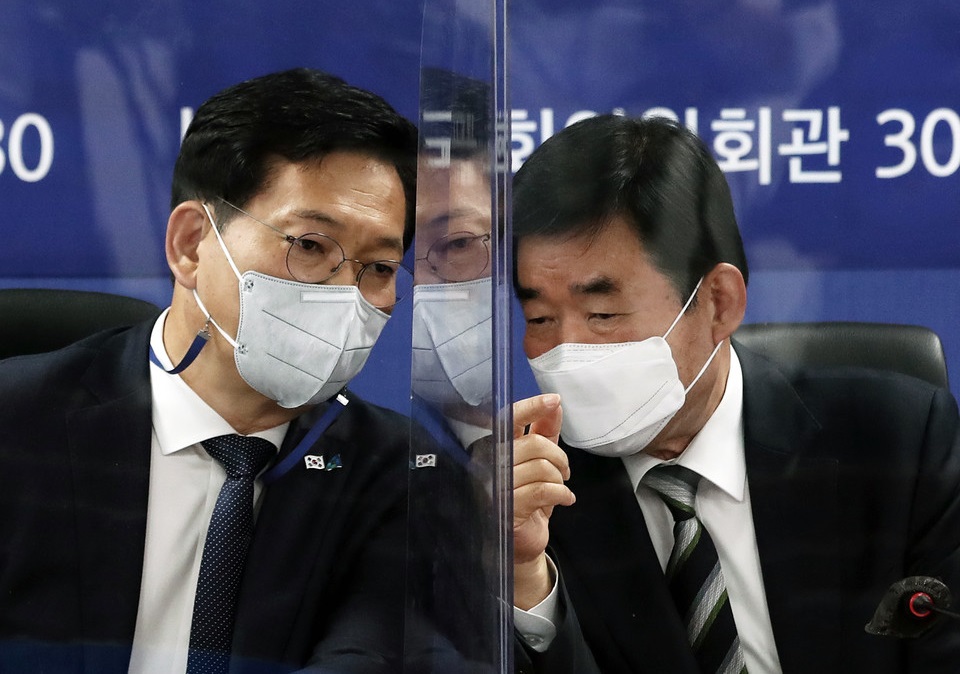 더불어민주당이 지난 4.7 재보궐 선거에서 참패한 뒤 개혁노선 유지와 민생우선의 갈등 지점에서 진통을 겪고 있다.  하지만 당 지도부는 송영길 민주당 대표를 제외하고 대부분 친문강경파로 재구성돼 재보선의 표심을 제대로 반영해내지 못하고 있단 비판에 직면해 있다. 사진은 5월 12일 오후 서울 여의도 국회 의원회관에서 열린 부동산특별위원회 회의에서 대화하고 있는 송영길 민주당 대표(왼쪽)와 김진표 부동산특별위원회 위원장. /연합뉴스