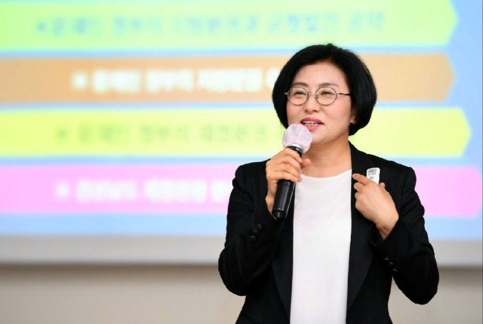 양경숙 더불어민주당 의원(초선·비례)이  27일 ‘성인지예산제도 평가와 향후 개선방안’을 주제로 화상 정책토론회를 열었다. 사진은 5월 22일 경남 창원에서 개최된 민주당 경남도의원 교육연수에서 ‘지방분권과 재정분권, 어느 정도 가고 있는가’라는 주제로 강의를 하고 있는 양 의원의 모습. /양경숙 의원 블로그  