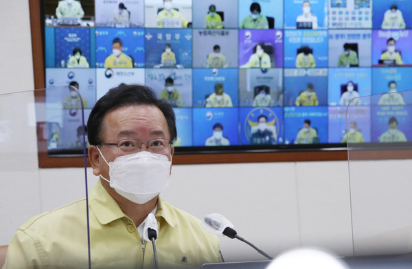 ‘백신 인센티브제’를 놓고 정부와 의료계가 엇갈린 의견을 밝혀 해당 정책이 향후 국내 신종 코로나바이러슥 ㅏㅁ염증(코로나19) 방역 체계에 어떠한 영향을 미칠지 관심이 쏠린다. 사진은 5월 26일 정부서울청사에서 열린 코로나19 대응 중앙재난안전대책본부(중대본) 회의에서 발언하고 있는 김 총리의 모습./ 연합뉴스