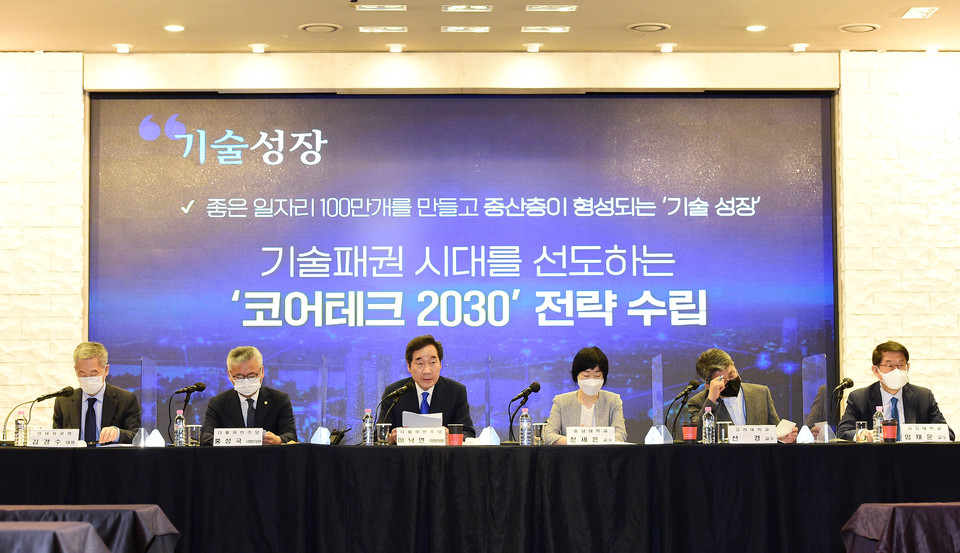 더불어민주당 이낙연 전 대표가 31일 서울 여의도 CCMM빌딩에서 열린 '내 삶을 지켜주는 경제' 정책 토론회에서 기조발제하고 있다. /연합뉴스