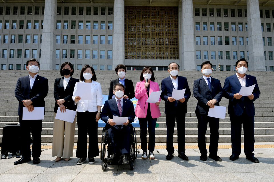 국민의힘 양금희,전주혜. 추경호 의원 등이 2일 오후 서울 여의도 국회에서 '국민의힘 국회의원 손실보상 천막농성 관련 기자회견'을 하고 있다. / 연합뉴스