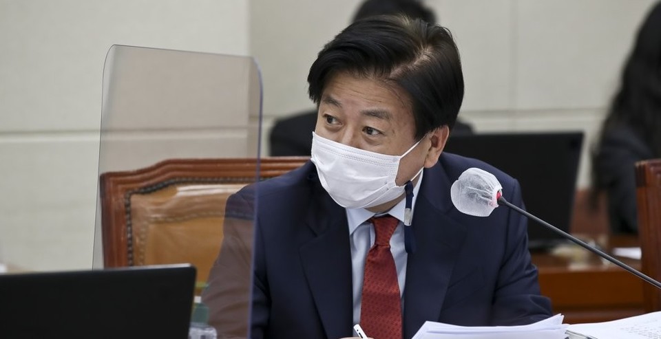 3일 노웅래 더불어민주당 의원실에 따르면 국가정보원(국정원) 내에서도 최근 논란된 공군 내 성추행 무마 사건과 유사한 일이 있었다. 이에 대해 노 의원은 국정원이 국회 정보위원회의 자료 요구에도 응하지 않는 등 비협조적인 태도를 보였다고 지적했다. /연합뉴스