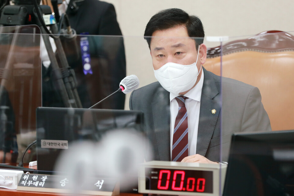 송갑석 더불어민주당 의원이 3일 “무엇이 소상공인과 자영업자에 실질적으로 도움 되는지를 중심에 두고 논의하고자 한다”며 여야가 오는 8일 신종 코로나바이러스 감염증(코로나19) 손실보상법 심사를 위한 법안소위를 개최하기로 합의했다고 밝혔다. 사진은 송 의원의 모습. /연합뉴스