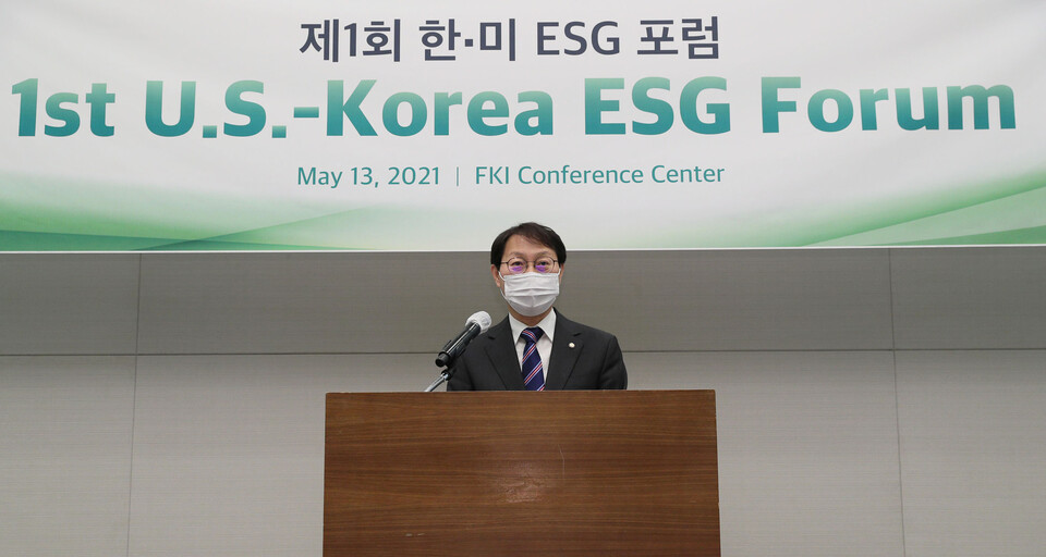 더불어민주당 김성주 의원이 13일 서울 전경련회관 컨퍼런스센터에서 열린 '제1회 한·미 ESG 포럼'에서 축사하고 있다. / 연합뉴스