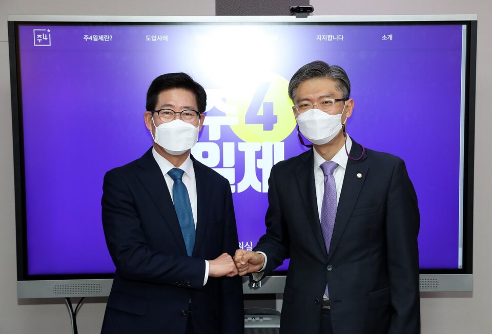 여권에서 대선 출마를 공식화한 양승조 충남도지사는 8일 주4일 근무제를 공약으로 내걸고 본격 대선행보에 나섰다. 사진은 양승조 지사와 조정훈 시대전환 의원. / 양승조 캠프