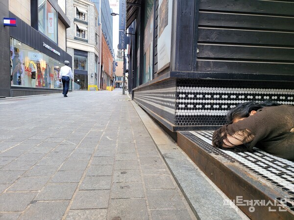 인파가 발 디딜 틈 없이 몰렸던 명동 골목은 스산한 느낌마저 드는 '유령골목'이 됐다./ 김현우 기자