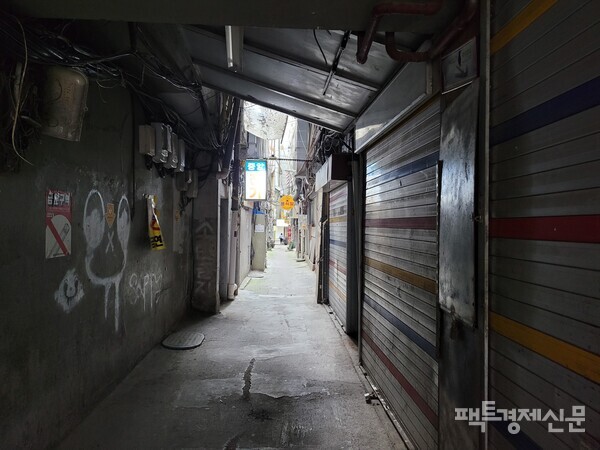 명동 6길에 위치한 골목. 어둠만이 이 곳을 지키고 있다./ 김현우 기자