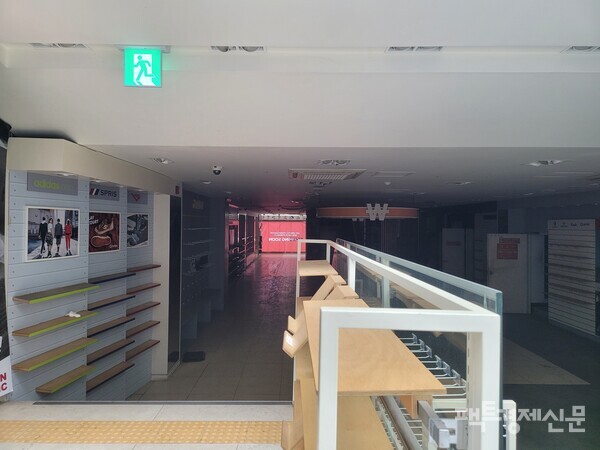 외국인 관광객들로 북적였던 '신발가게'. 공허함만 나돌뿐이다./ 이소진 기자