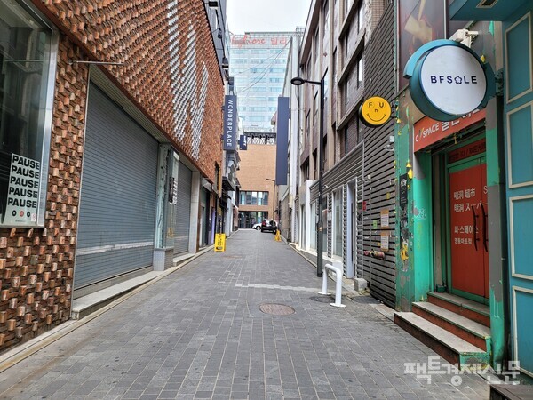 평일 오후. 이 곳 명동의 거리는 셔터를 내린 상점만이 사람들을 기다리고 있다./ 이소진 기자