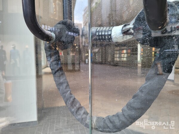 서울 중구 명동에 위치한 한 가게 문이 굳게 닫혀있다./ 김현우 기자