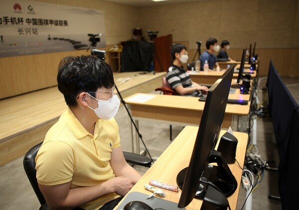 코로나19로 인해 지난해와 올해 갑조리그에 참가하고 있는 한국기사들은 온라인 인터넷으로 대국하고 있다. /사진=사이버오로 제공