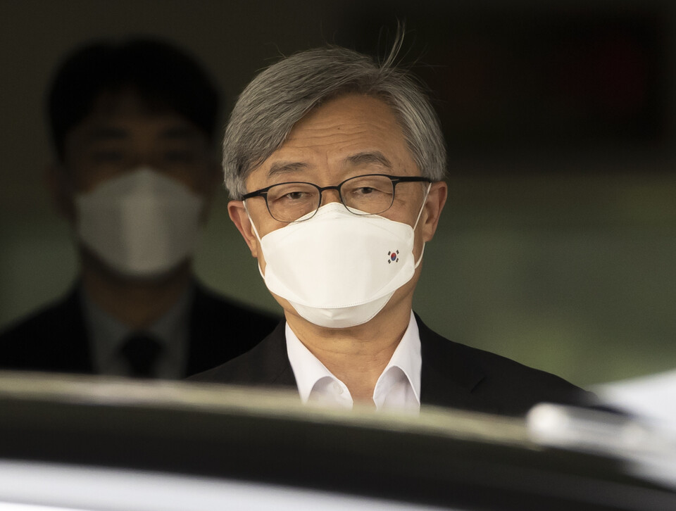 최재형 감사원장이 25일 오후 서울 종로구 삼청동 감사원에서 나오고 있다. / 연합뉴스