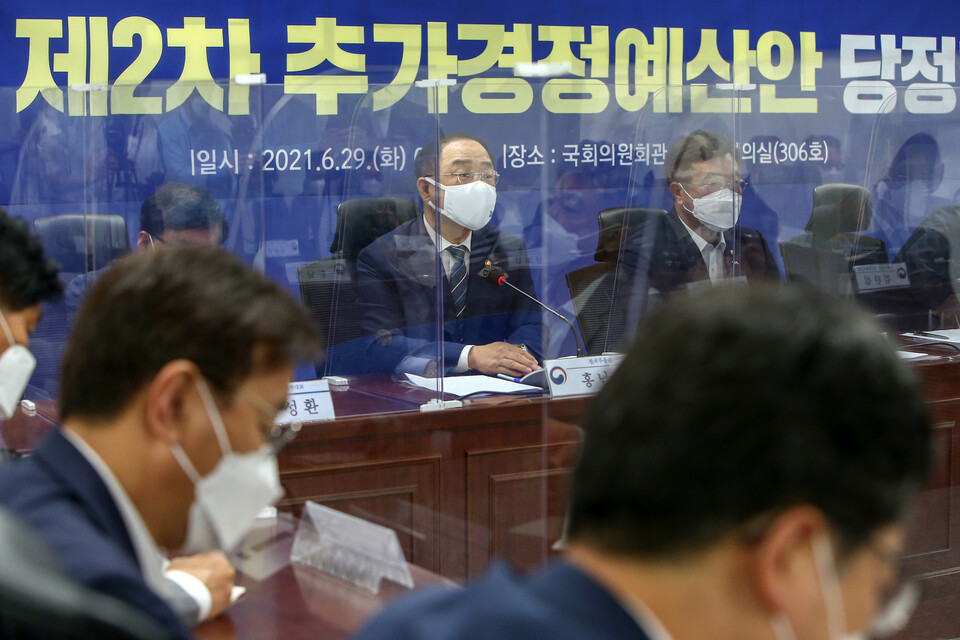 홍남기 부총리 겸 기획재정부 장관이 29일 국회 의원회관에서 열린 2021 제2차 추가경정예산안 당정협의에 참석해 발언하고 있다. / 연합뉴스
