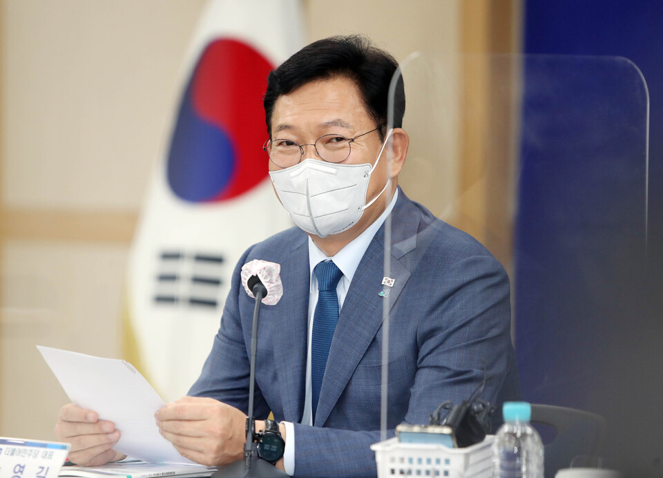 보수 야권 유력 대선 주자인 윤석열 전 검찰총장이 29일 사실상 대권 출마를 선언한 가운데 송영길 더불어민주당 대표는 "평생 검사만 하던 분이 바로 대통령이 되는 것은 동서고금에서 찾기 어렵다"고 지적했다. 송영길 더불어민주당 대표. / 연합뉴스