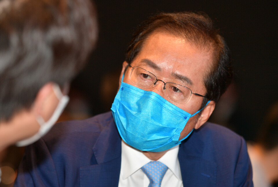 국민의힘 홍준표 의원이 29일 오후 서울 여의도 글래드호텔에서 열린 '인뎁스조사 결과 국민보고 및 미래비전 추진 계획 발표'에서 이준석 대표와 대화를 나누고 있다. / 연합뉴스