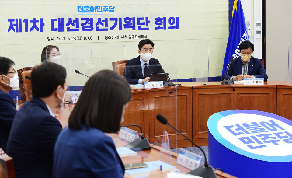 더불어민주당이 본격적인 대선 경선 국면에 접어들면서 이재명 대 반이재명 경쟁이 본격화하고 있다. 더불어민주당 강훈식 대선경선기획단장이 28일 국회에서 열린 제1차 대선경선기획단 회의에서 발언을 하고 있다. / 연합뉴스