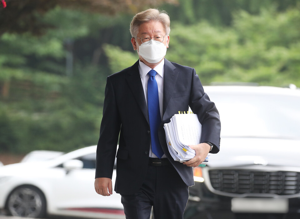 대선 출마 선언을 앞둔 이재명 경기도지사가 30일 오전 경기도 수원시 경기도청으로 출근하고 있다./ 연합뉴스