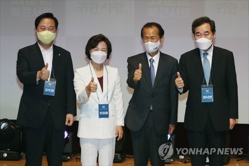 29일 오후 서울 동작구 서울여성플라자에서 열린 최문순 강원도지사(오른쪽에서 두 번째) 북콘서트에 추미애 전 법무부 장관(왼쪽에서 두 번째), 더불어민주당 이낙연 의원(오른쪽), 김두관 의원(왼쪽)이 참석, 기념촬영을 하고 있다. / 연합뉴스