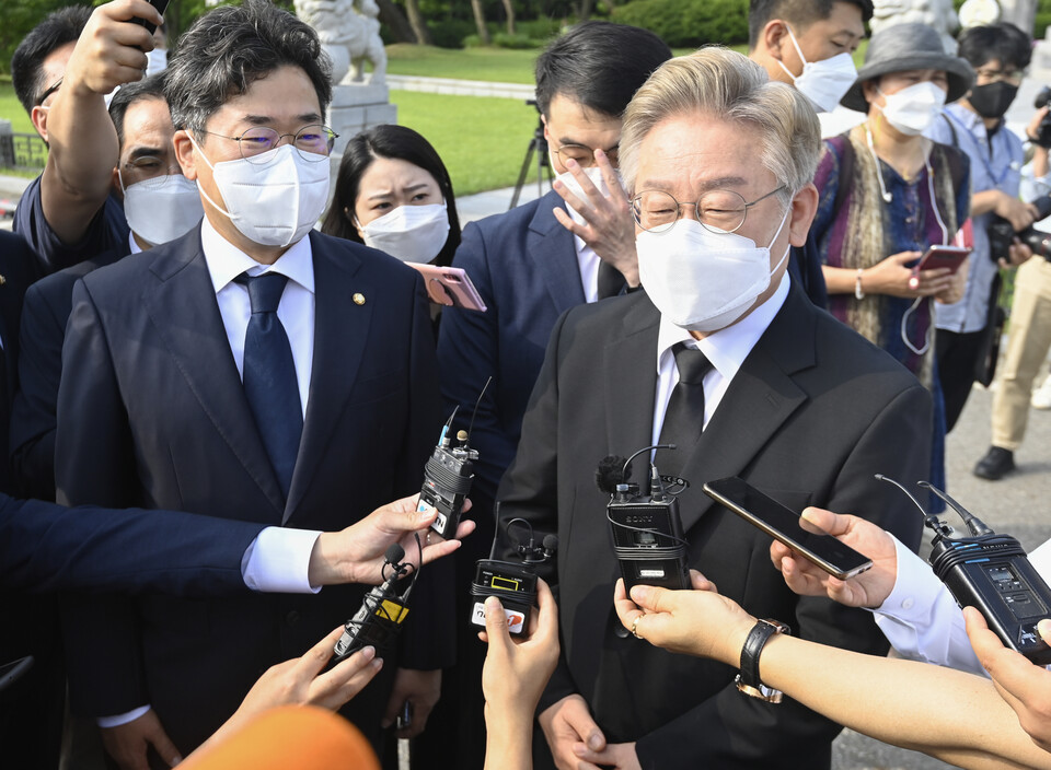 이재명 경기도지사가 온라인을 통해 대선 출마선언을 한 1일 오전 서울시 동작구 국립현충원에서 참배를 마친 뒤 취재진의 질문에 답하고 있다. / 연합뉴스