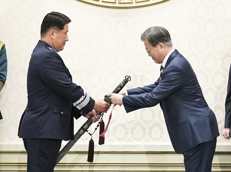 박인호 공군참모총장 내정자 임명안이 1일 정부세종청사에서 김부겸 국무총리 주재로 열린 국무회의에서 의결됐다. 사진은 문재인 대통령이 지난 2020년 6월 2일 청와대에서 박인호 공군참모총장 내정자에게 삼정검 수치를 수여하는 모습. / 연합뉴스