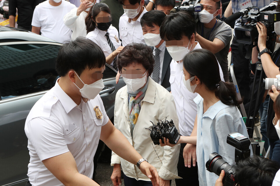 대선 출마를 공식화한 윤석열 전 검찰총장의 장모 최모 씨(76)가 특정경제범죄가중처벌법상 사기 혐의로 1심 재판에서 징역 3년을 선고받고 법정 구속됐다. 2일 경기도 의정부시 가능동 의정부지방법원에서 대선출마를 선언한 윤석열 전 검찰총장의 장모 최모 씨(가운데)가 법정으로 이동하고 있다. / 연합뉴스