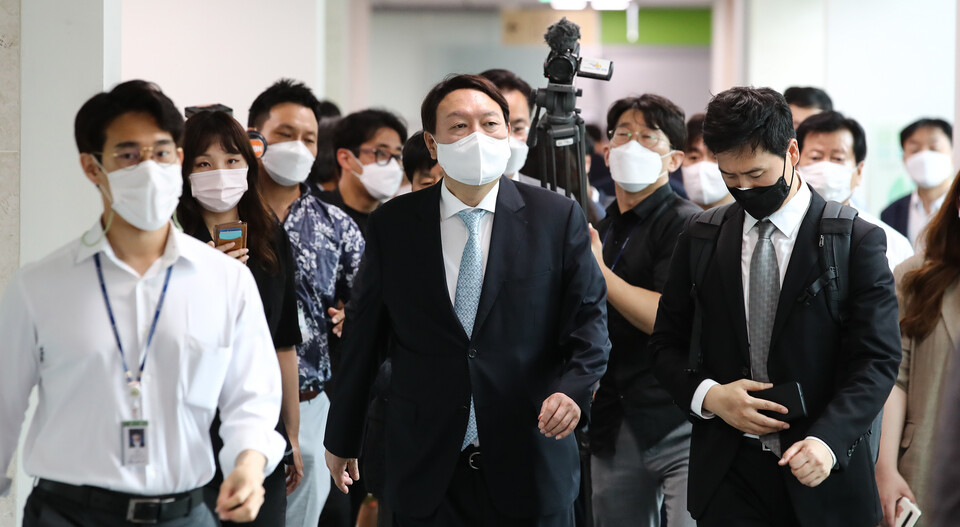 대권주자인 윤석열 전 검찰총장이 30일 서울 여의도 국회 출입기자들과 인사를 위해 소통관을 방문하고 있다. / 연합뉴스