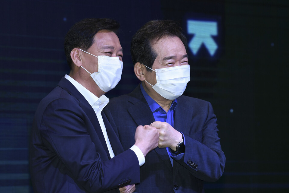 더불어민주당 대선 경선 후보들이 1일 서울 여의도 글래드호텔 그랜드볼룸에서 공명선거 실천 서약식 및 프레스데이를 가졌다. 정세균 후보가 1:1 발언 상대로 지목한 이광재 후보와 포즈를 취하고 있다. / 연합뉴스