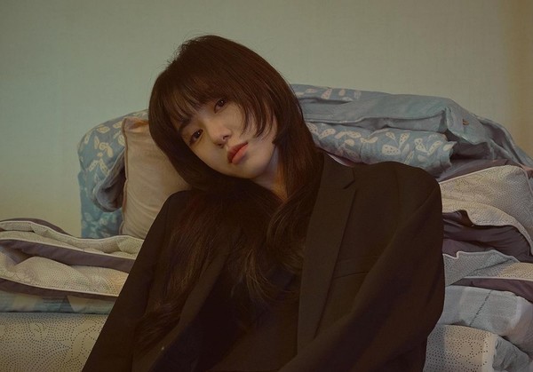 권민아가 이른바 ‘양다리’, ‘환승이별 종용’ 논란을 인정하면서 인스타그램 생방송 중 자해 흉터를 공개해 팬들의 우려를 자아냈다. /권민아 인스타그램