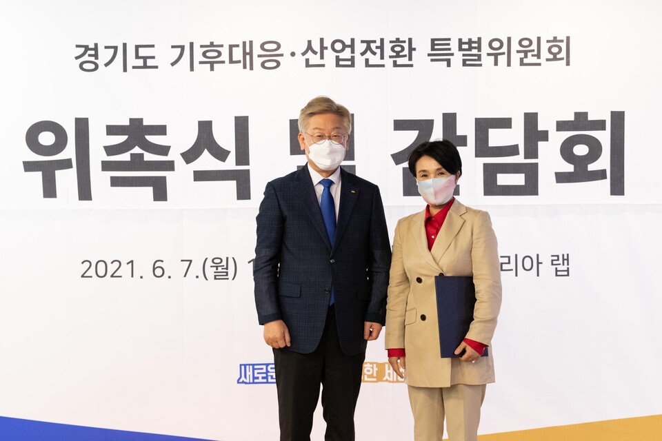 이재명 경기도지사(왼쪽)와 강금실 전 법무부 장관. / 연합뉴스