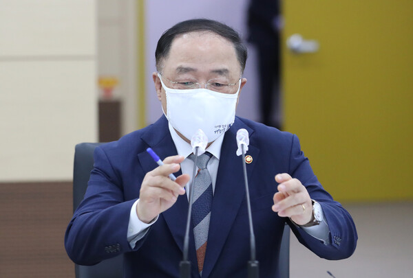 홍남기 경제부총리 겸 기획재정부 장관이 5일 오전 세종시 정부세종청사에서 열린 대외경제장관회의에 입장해 발언하기 위해 마이크를 조정하고 있다. /연합뉴스