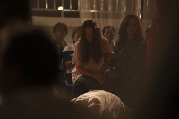 영화 ‘랑종’에서 밍 역할을 맡은 배우 나릴야 군몽콘켓은 체중 감량은 물론, 몸의 이상 증세를 표현하기 위해 별도 지도를 받는 등 노력을 통해 실제같은 연기를 완성시켰다. /㈜쇼박스