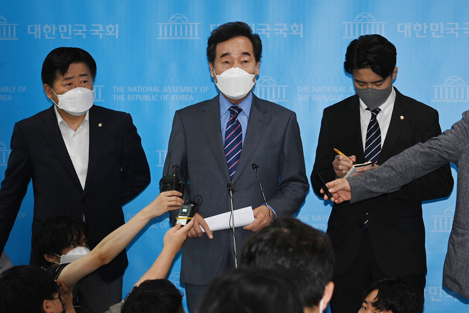 더불어민주당 대선주자인 이낙연 전 대표가 6일 오전 국회 소통관에서 택지소유상한법과 개발이익환수법, 종합부동산세법 등 소위 토지공개념 3법 대표 발의 관련 기자회견을 마친 뒤 기자들의 질문에 답하고 있다. / 연합뉴스