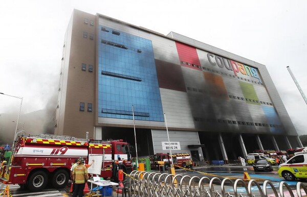 지난달 17일 화재 발생으로 전소한 경기도 이천시 마장면 쿠팡 덕평물류센터에서 검은 연기가 치솟아 오르고 있다. /연합뉴스