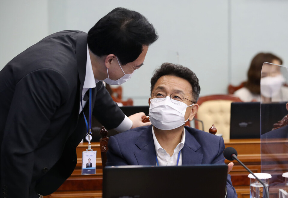 청와대 이철희 정무수석(오른쪽)과 박수현 국민소통수석이 5일 청와대 여민관에서 열린 수석·보좌관회의에서 대화하고 있다./ 연합뉴스