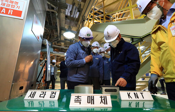 원자력안전위원회 관계자들이 지난 5월 18일 신한울 1호기 현장을 방문해 내부를 살펴보고 있다. /원자력안전위원회