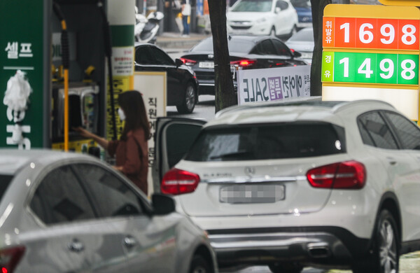 7월 첫째 주(7.5∼8) 주유소 휘발유 판매 가격은 전주보다는 14.1원 오른 리터당 1615원을 찍으며 10주 연속 상승세를 보였다. 지난 4일 서울 시내 주유소 모습. /연합뉴스