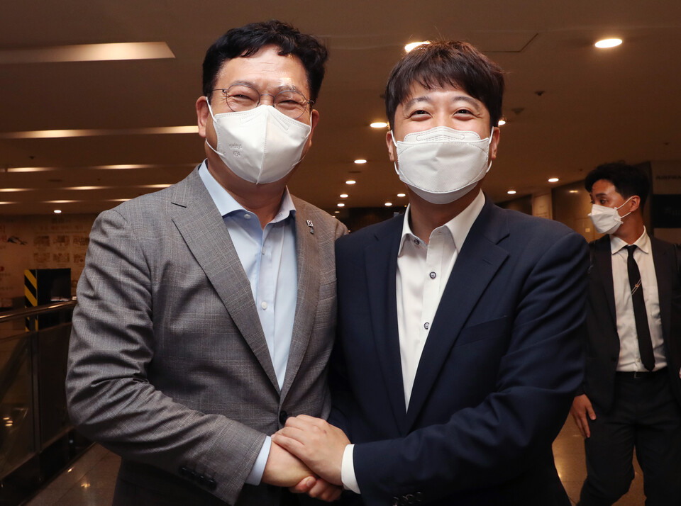 더불어민주당 송영길 대표(왼쪽)와 국민의힘 이준석 대표가 12일 서울 여의도의 한 식당에서 만찬 회동을 마친 후 인사하고 있다. / 연합뉴스