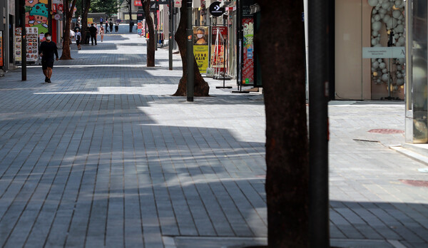 18일 서울 중구 명동 거리가 점심시간을 앞두고 한산한 모습을 보이고 있다./ 연합뉴스