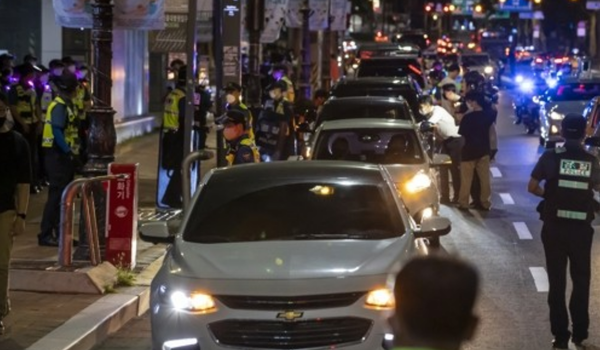 15일 새벽 전국자영업자비대위 소속 회원 등이 서울 종로구 마로니에공원 일대에서 비상등을 켠 채 정부의 ‘거리두기 4단계 조치’에 불복하는 1인 차량 시위를 하고 있다./ 연합뉴스