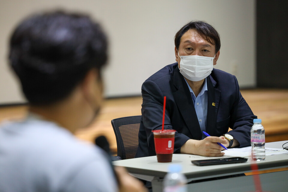 야권 유력 대선후보로 꼽히는 윤석열 전 검찰총장이 20일 논란된 '120시간 노동' 발언과 관련, "여당 정치인들은 말의 취지는 외면한 채 꼬투리만 잡고 있다"며 반박에 나섰다. 사진은 이날 대구 창조경제혁신센터에서 열린 '스타트업 대표 간담회'에 참석해 현장의 목소리를 듣고 있는 윤 전 총장의 모습. /윤석열 캠프 제공