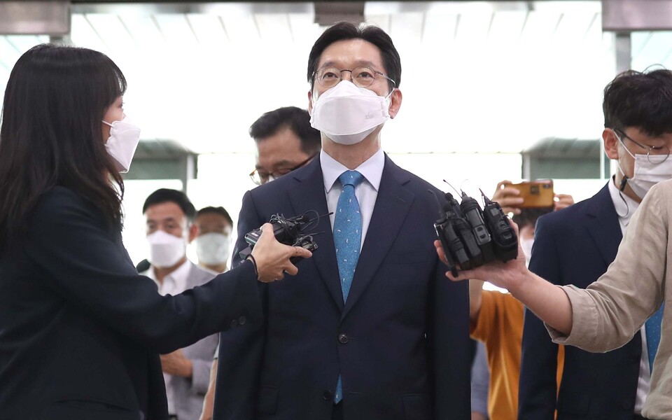 '드루킹 댓글 조작' 사건에 연루된 혐의로 기소된 김경수 경남지사가 대법원 선고일인 21일 경남도청으로 출근하며 취재진 질문에 답하고 있다. / 연합뉴스