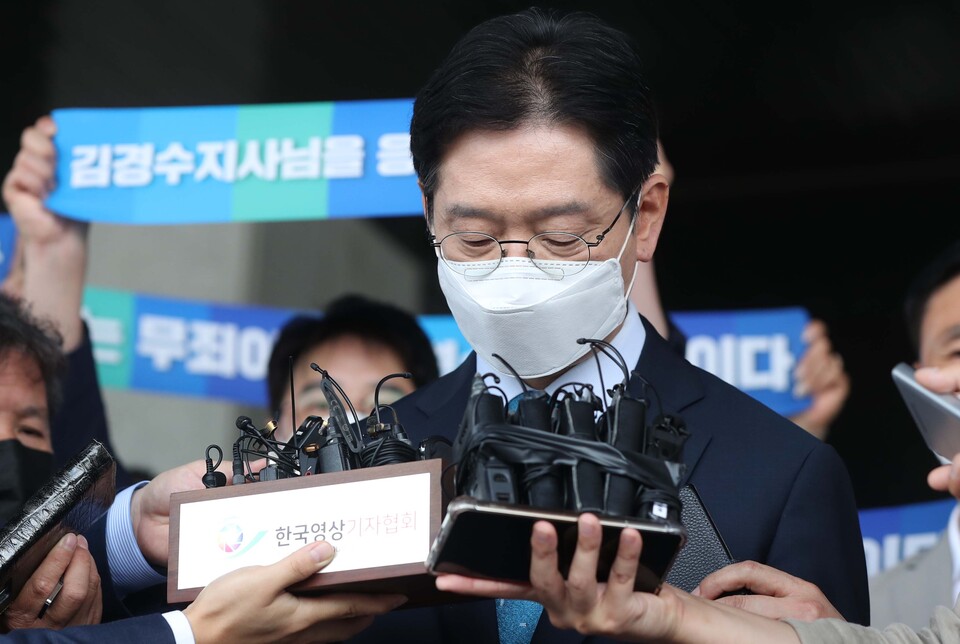 '드루킹 댓글 여론 조작' 사건에 연루돼 징역 2년이 확정된 김경수 경남지사가 21일 경남도청에서 입장 표명 중 생각하고 있다. / 연합뉴스